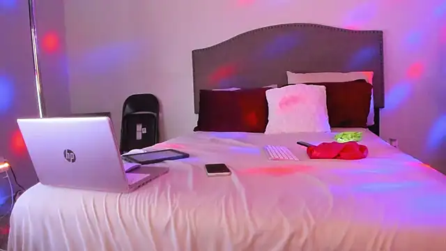 yiauana online show from December 13, 8:04 pm