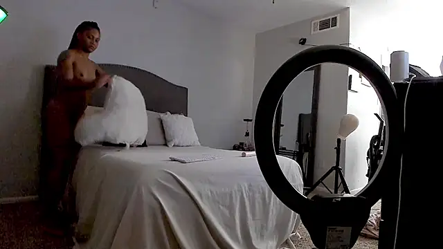 yiauana online show from October 20, 1:07 am