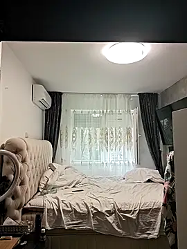 AvaLloyd online show from February 8, 9:40 am