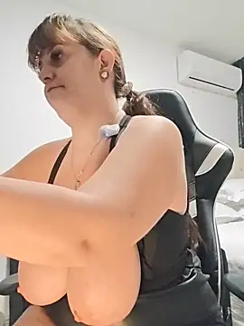 Snapshot of AvaLloyd chatting on December 4, 1:59 am AvaLloyd online show from December 4, 1:59 am