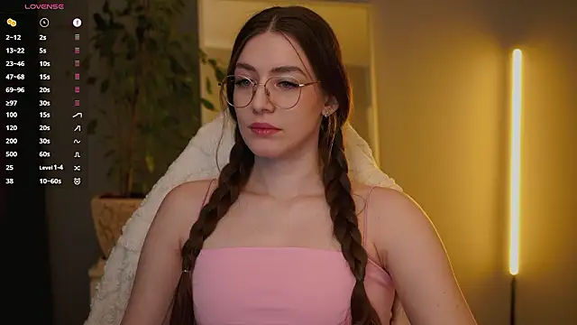 Snapshot of Ester_Hill chatting on February 9, 3:37 am Ester Hill online show from February 9, 3:37 am