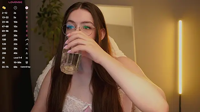 Snapshot of Ester_Hill chatting on February 20, 3:03 am Ester Hill online show from February 20, 3:03 am