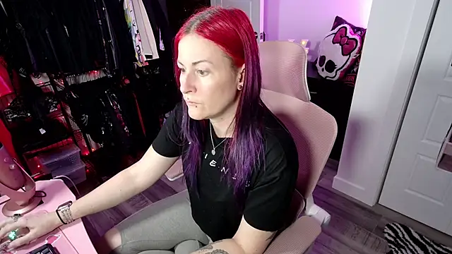 Snapshot of gennyrock chatting on November 11, 1:44 am gennyrock online show from November 11, 1:44 am