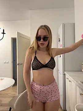 Snapshot of Little_Forest_ELF chatting on December 4, 6:01 am Little Forest ELF online show from December 4, 6:01 am