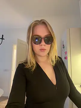 Snapshot of Little_Forest_ELF chatting on December 5, 6:45 am Little Forest ELF online show from December 5, 6:45 am