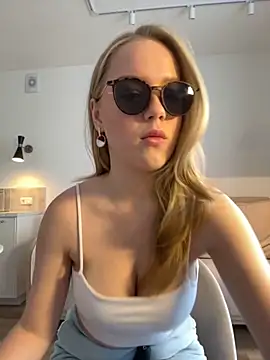 Snapshot of Little_Forest_ELF chatting on November 21, 9:30 am Little Forest ELF online show from November 21, 9:30 am