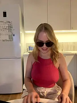 Snapshot of Little_Forest_ELF chatting on November 27, 10:37 am Little Forest ELF online show from November 27, 10:37 am