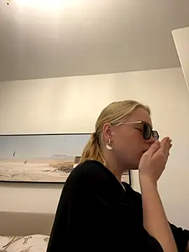 Snapshot of Little_Forest_ELF chatting on November 7, 12:42 pm Little Forest ELF online show from November 7, 12:42 pm