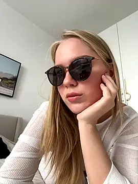 Snapshot of Little_Forest_ELF chatting on November 15, 8:29 am Little Forest ELF online show from November 15, 8:29 am