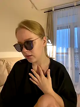 Snapshot of Little_Forest_ELF chatting on November 10, 11:48 am Little Forest ELF online show from November 10, 11:48 am