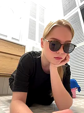 Snapshot of Little_Forest_ELF chatting on November 14, 10:08 am Little Forest ELF online show from November 14, 10:08 am