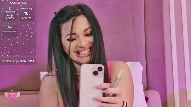 Snapshot of EmilyColle_ chatting on March 21, 8:17 am EmilyColle online show from March 21, 8:17 am