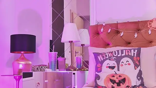 Snapshot of EmilyColle_ chatting on October 25, 4:44 am EmilyColle online show from October 25, 4:44 am