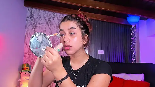 Snapshot of chloe_blue chatting on March 22, 11:21 am chloe blue online show from March 22, 11:21 am