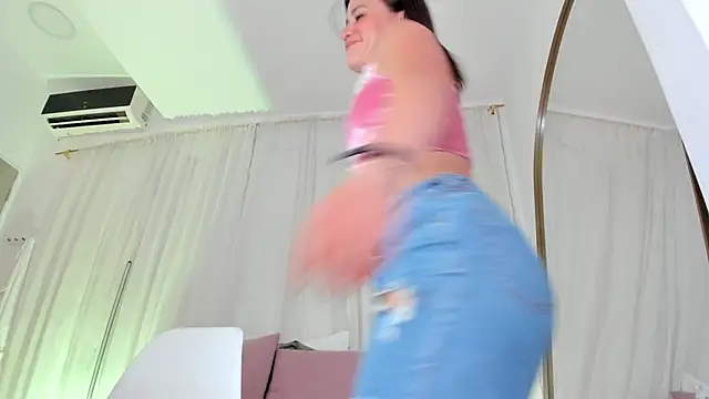 Snapshot of Petite_Lucie chatting on November 5, 7:06 pm Petite Lucie online show from November 5, 7:06 pm