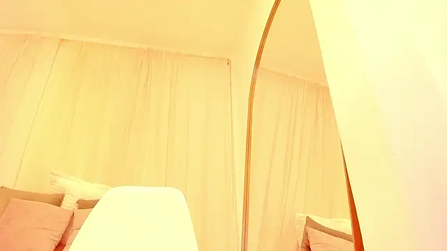 Petite Lucie online show from October 10, 7:04 pm