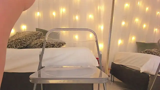 Snapshot of Petite_Lucie chatting on February 22, 9:59 pm Petite Lucie online show from February 22, 9:59 pm