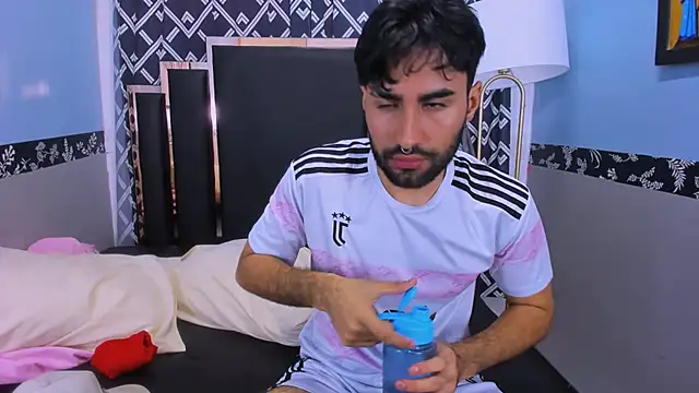 Snapshot of MilanZaire chatting on October 22, 12:43 am MilanZaire online show from October 22, 12:43 am