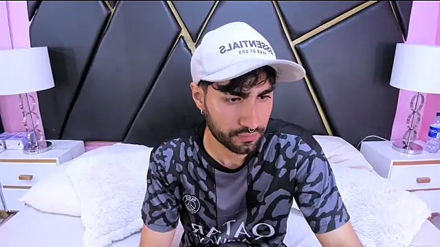 Snapshot of MilanZaire chatting on November 4, 12:25 am MilanZaire online show from November 4, 12:25 am