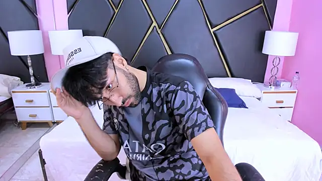 Snapshot of MilanZaire chatting on November 7, 3:00 am MilanZaire online show from November 7, 3:00 am