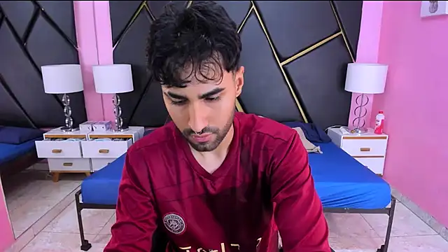 Snapshot of MilanZaire chatting on October 28, 12:33 am MilanZaire online show from October 28, 12:33 am