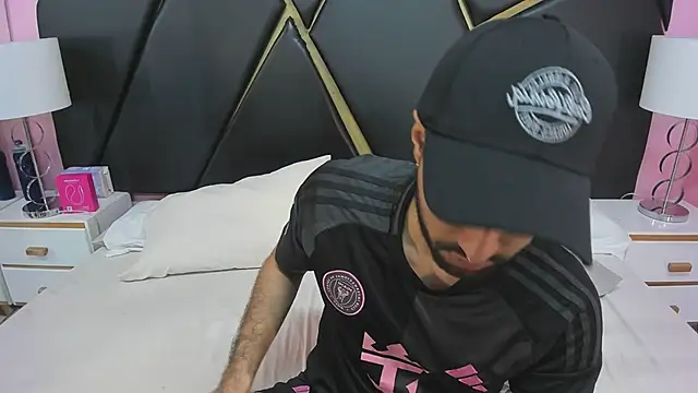 Snapshot of MilanZaire chatting on November 26, 12:32 am MilanZaire online show from November 26, 12:32 am