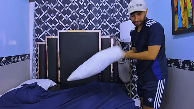 Snapshot of MilanZaire chatting on October 21, 12:43 am MilanZaire online show from October 21, 12:43 am