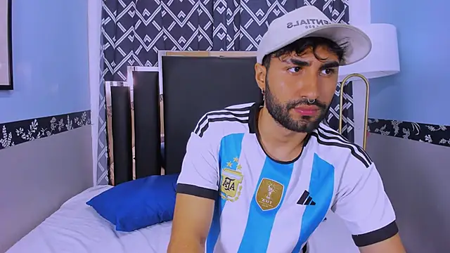 Snapshot of MilanZaire chatting on October 23, 12:53 am MilanZaire online show from October 23, 12:53 am