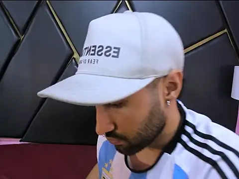 Snapshot of MilanZaire chatting on November 2, 8:25 pm MilanZaire online show from November 2, 8:25 pm