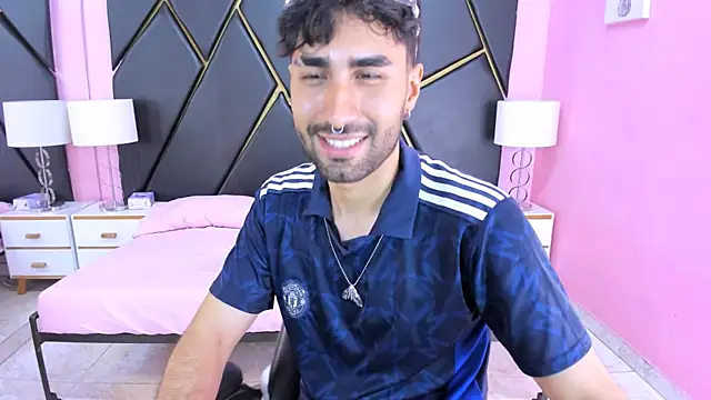 Snapshot of MilanZaire chatting on November 11, 11:53 pm MilanZaire online show from November 11, 11:53 pm