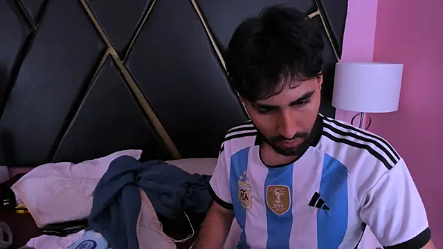 Snapshot of MilanZaire chatting on November 16, 8:35 pm MilanZaire online show from November 16, 8:35 pm