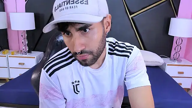 Snapshot of MilanZaire chatting on November 5, 1:52 am MilanZaire online show from November 5, 1:52 am