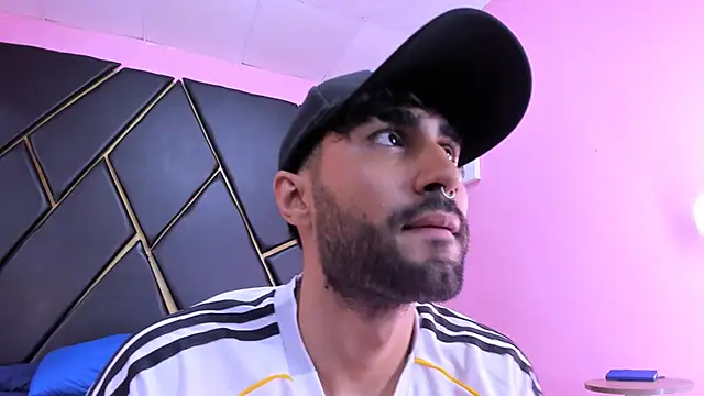 Snapshot of MilanZaire chatting on November 15, 12:58 am MilanZaire online show from November 15, 12:58 am