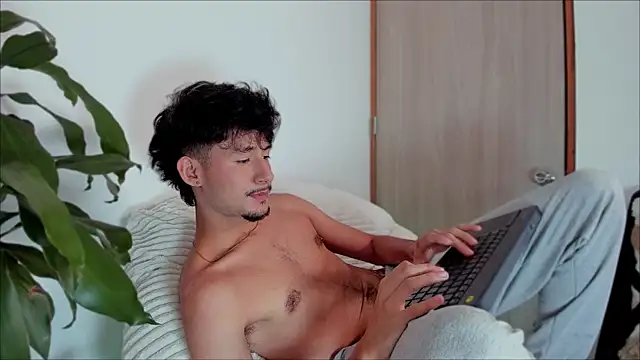 Snapshot of dimitri_targaryen chatting on February 16, 4:42 am dimitri targaryen online show from February 16, 4:42 am