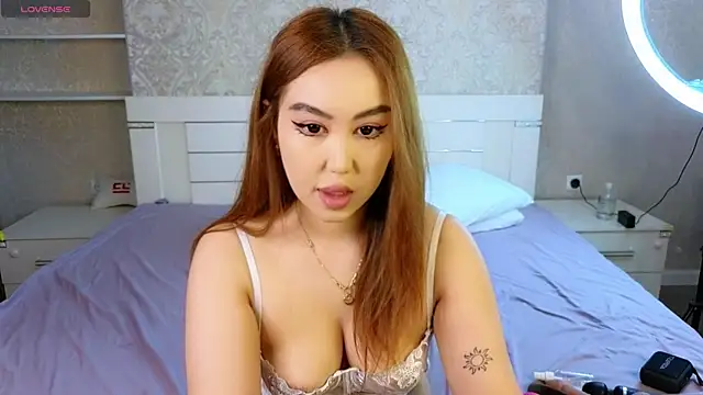 Diana Moon  online show from April 22, 1:45 am