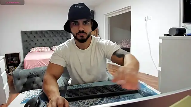 Snapshot of supermanboy94 chatting on November 5, 6:38 am supermanboy94 online show from November 5, 6:38 am