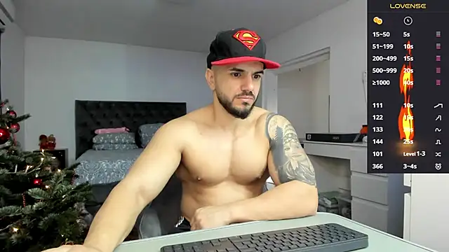 Snapshot of supermanboy94 chatting on December 2, 6:48 am supermanboy94 online show from December 2, 6:48 am