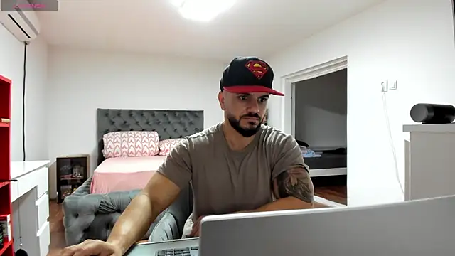 Snapshot of supermanboy94 chatting on November 11, 7:03 am supermanboy94 online show from November 11, 7:03 am