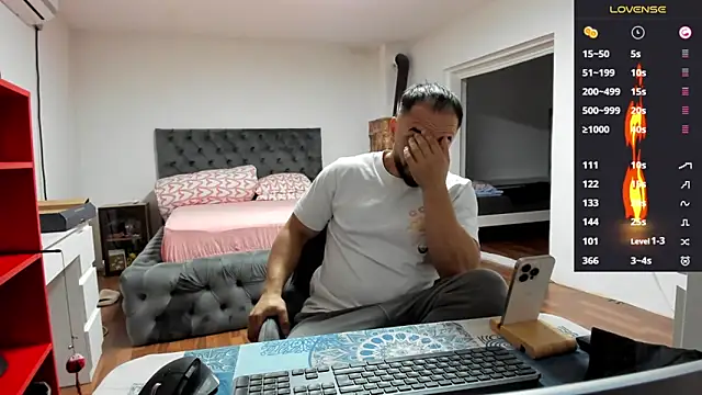 Snapshot of supermanboy94 chatting on November 6, 6:28 am supermanboy94 online show from November 6, 6:28 am