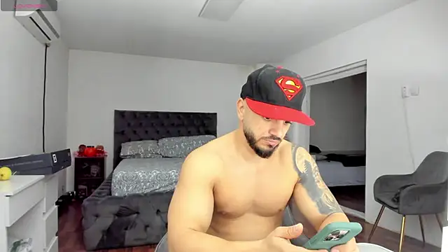 Snapshot of supermanboy94 chatting on November 28, 6:57 am supermanboy94 online show from November 28, 6:57 am