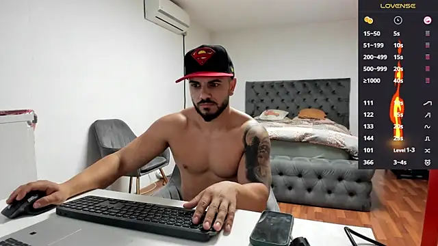 Snapshot of supermanboy94 chatting on October 24, 5:39 am supermanboy94 online show from October 24, 5:39 am