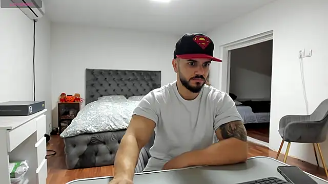 Snapshot of supermanboy94 chatting on November 27, 6:36 am supermanboy94 online show from November 27, 6:36 am