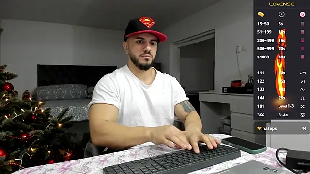 Snapshot of supermanboy94 chatting on December 4, 7:29 am supermanboy94 online show from December 4, 7:29 am