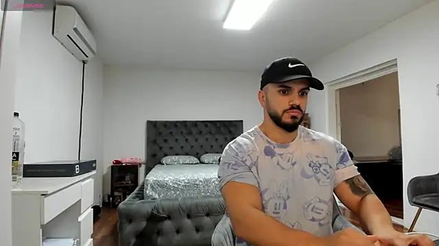 Snapshot of supermanboy94 chatting on November 24, 6:35 am supermanboy94 online show from November 24, 6:35 am