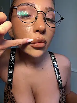 Snapshot of CardiSweetBaby chatting on September 30, 12:11 pm CardiSweetBaby online show from September 30, 12:11 pm