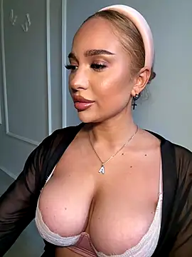 Snapshot of CardiSweetBaby chatting on September 19, 3:27 pm CardiSweetBaby online show from September 19, 3:27 pm