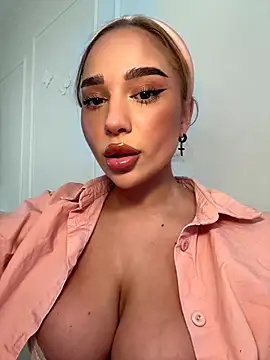 Snapshot of CardiSweetBaby chatting on September 12, 3:23 pm CardiSweetBaby online show from September 12, 3:23 pm