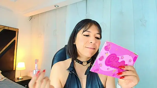 Snapshot of lina_bedoya_ chatting on June 18, 11:37 am lina bedoya online show from June 18, 11:37 am