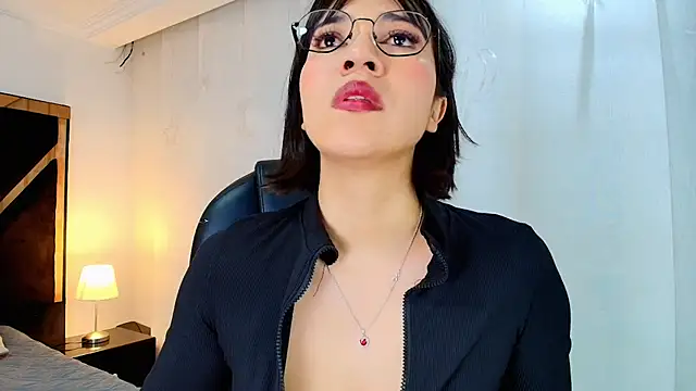 Snapshot of lina_bedoya_ chatting on May 11, 11:44 am lina bedoya online show from May 11, 11:44 am