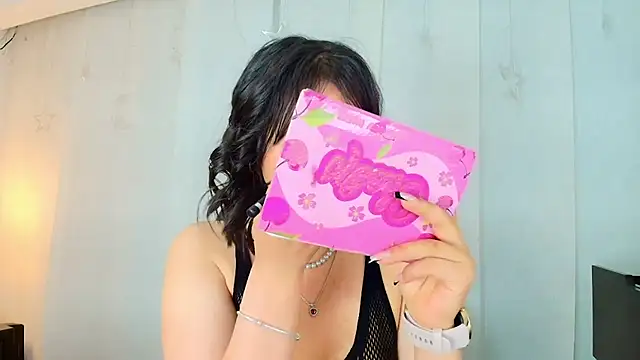 Snapshot of lina_bedoya_ chatting on June 1, 11:43 am lina bedoya online show from June 1, 11:43 am